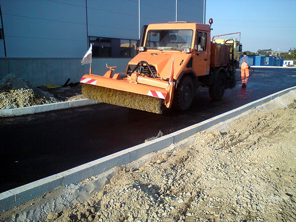 Anspritzwagen mit Kehrbesen auf Unimog U90